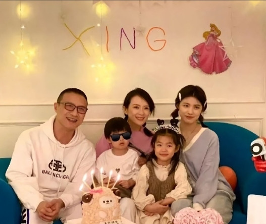 汪峰和歌迷现场给他女儿庆祝生日。大家可以说感情方面汪峰很渣，但他一定是位好父亲。