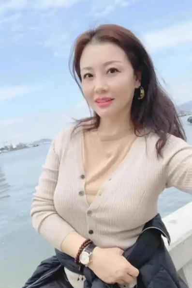 一位上了岁数的女人讲述：上海的大龄剩女，比北京还多，她们一个月两三万，有的十几万