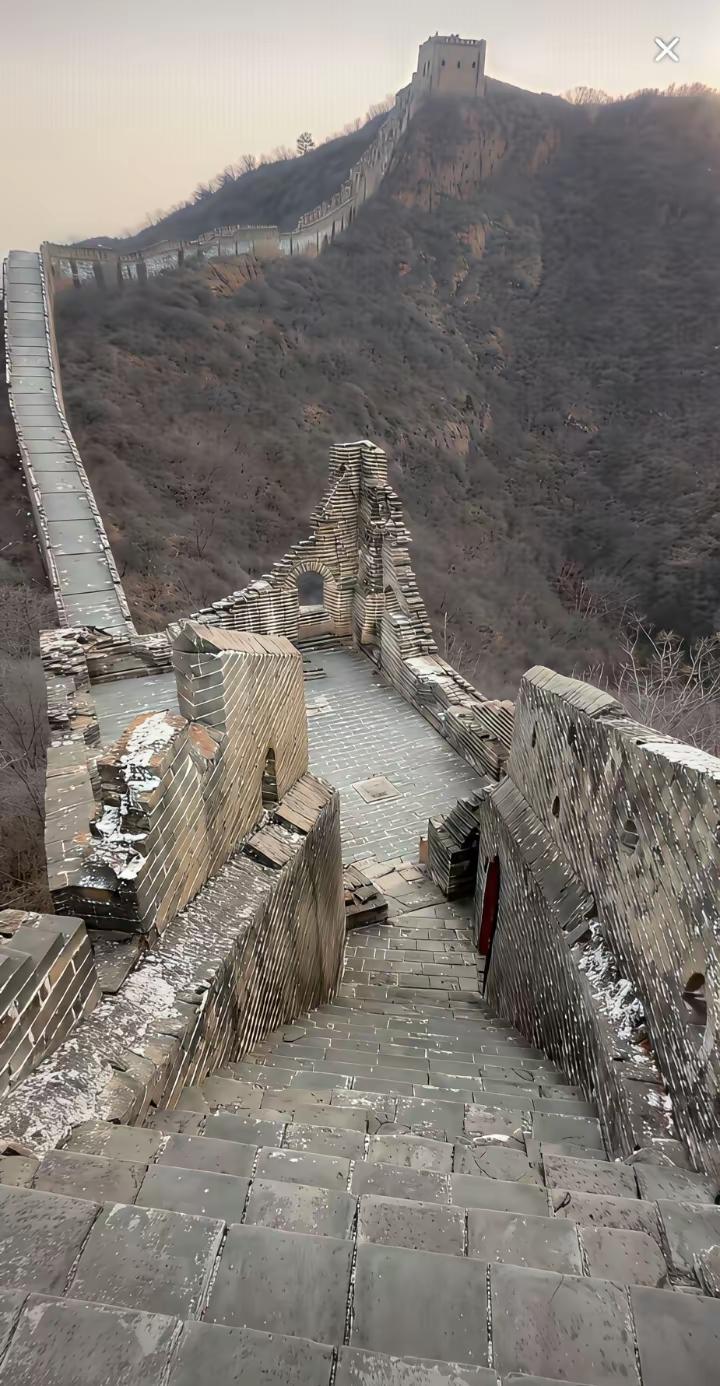 这才是真正的长城。即便只剩断壁残垣，依旧能窥见当年雄关万里、气吞山河的壮阔。长