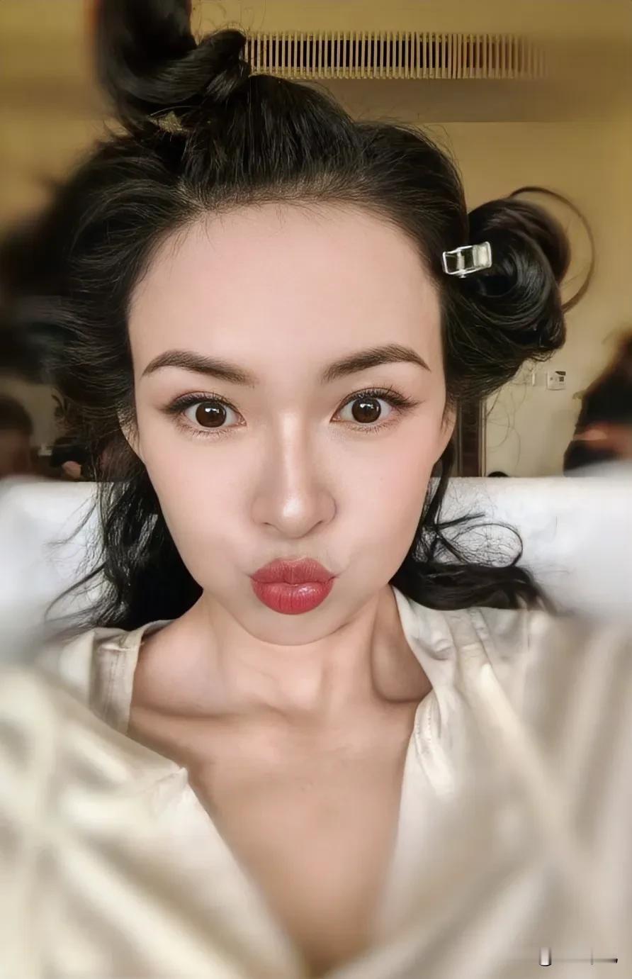 章子怡可爱自拍照嘟嘟嘴可爱极了头发凌乱也不影响美章子怡也有可爱的一面年龄