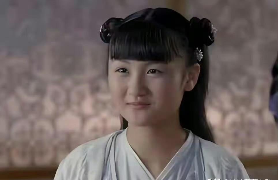 被全网骂“丑”的女孩，刚刚杀回来了。14岁那年，她演《花千骨》里的幽若。弹幕