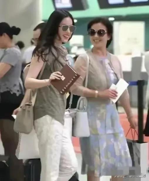 难怪刘亦菲会这么美，原来她有一位甚至比她更美的老妈！不信？！当刘亦菲和她妈妈走在