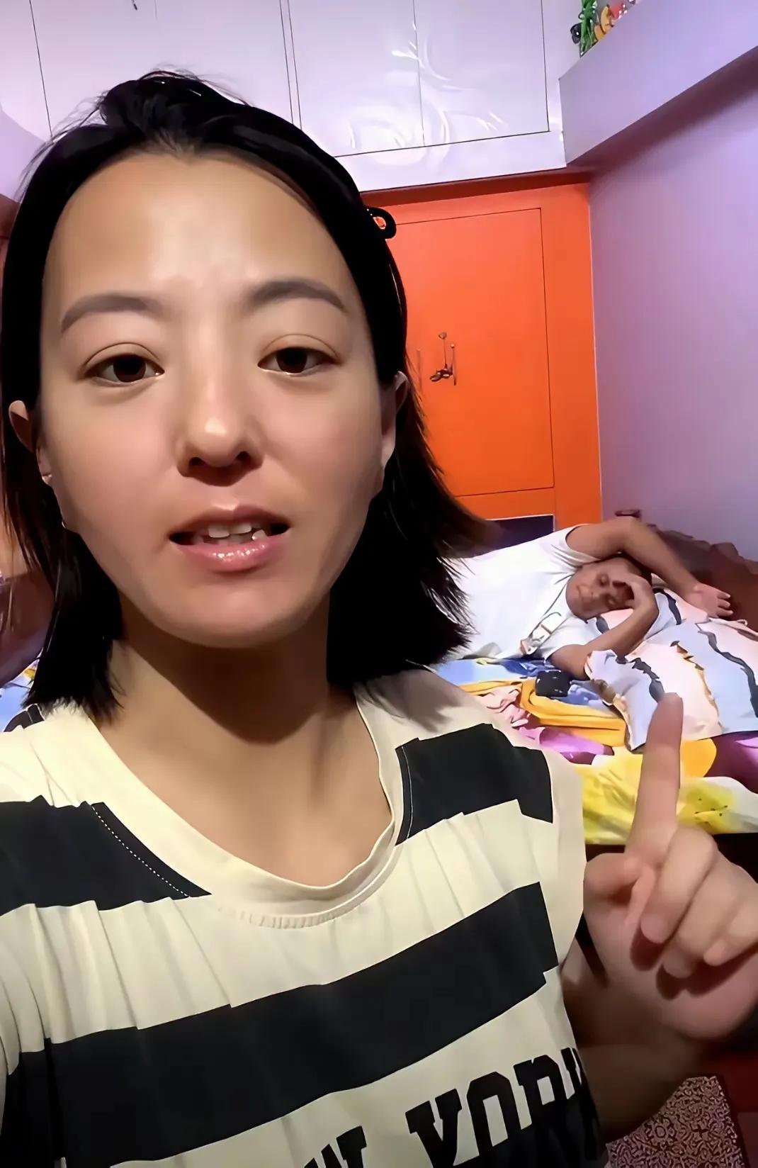 丹丹还有七天就回来了，不过她自己管这叫“逃”。嘴上说得挺轻松，张口闭口还是那句—