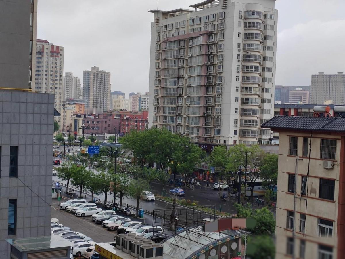 洛阳玄武门大街上，真是出事了！一辆小型汽车与两辆电动车追尾，酿成了一死两伤的悲剧