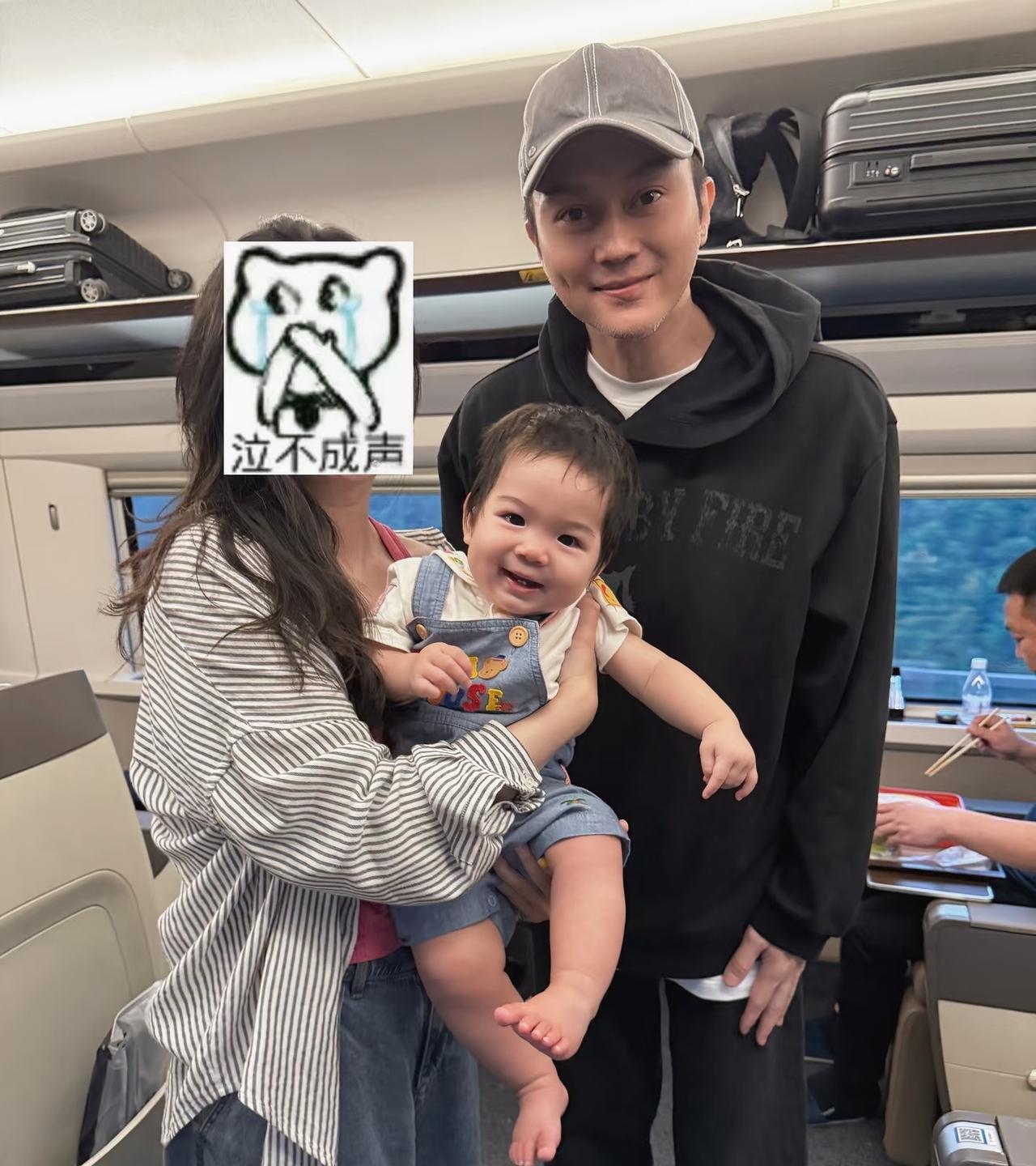 有网友在高铁上被张智霖出手相助，他真的太热心、太绅士了！有一说一，张智霖真的是童