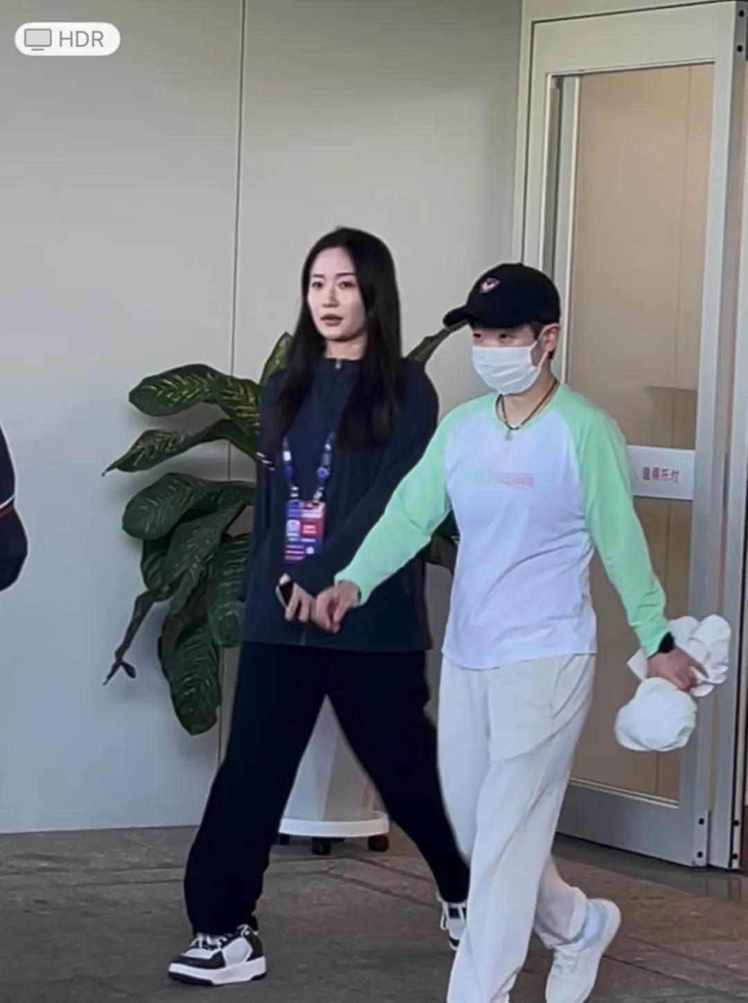 可爱的莎莎抵达乌鲁木齐。这次到了乌鲁木齐，莎莎也是走的Vip通道，看到莎莎穿新