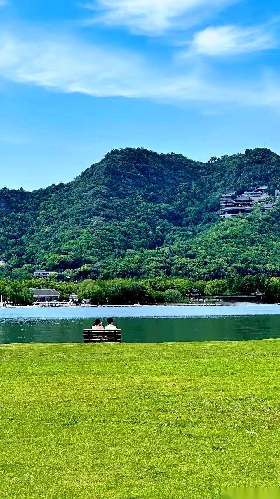 那个磨得全是毛边的旧本子上，歪歪扭扭地写着三个字：妈妈好。写字的小姑娘，昨天放
