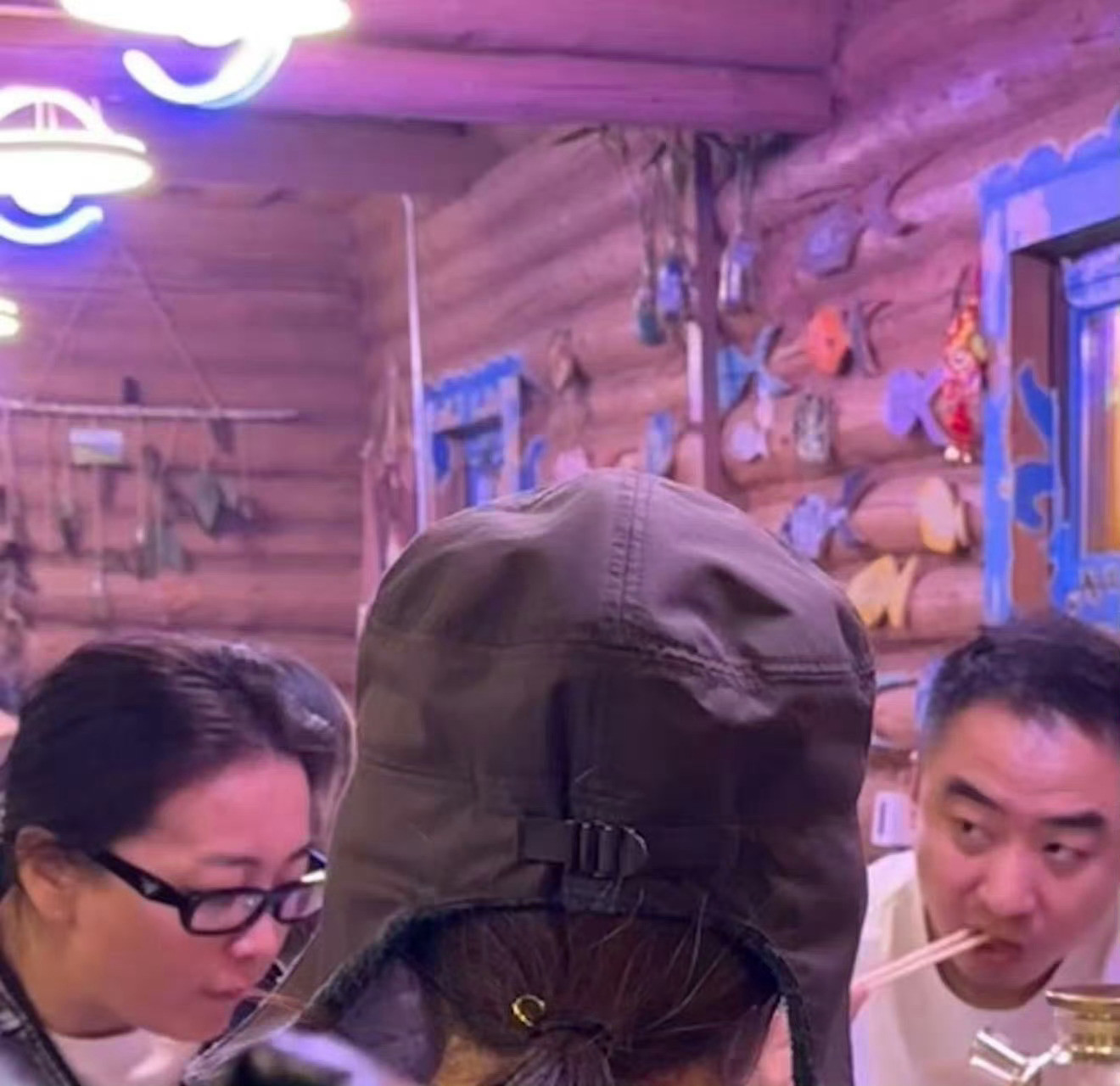 吃火锅偶遇贾玲张小斐网友在新疆禾木就餐时偶遇贾玲、张小斐，二人素颜，状态轻松，同