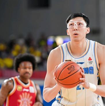 北京男篮球员周琦谈队友曾凡博冲击NBA一事。他表示：想打NBA难，想要打上NBA