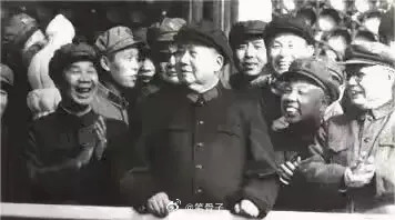 毛主席被开国将帅们簇拥着，如同众星捧月一般，每个人都写着一脸的佩服。这些将帅都是