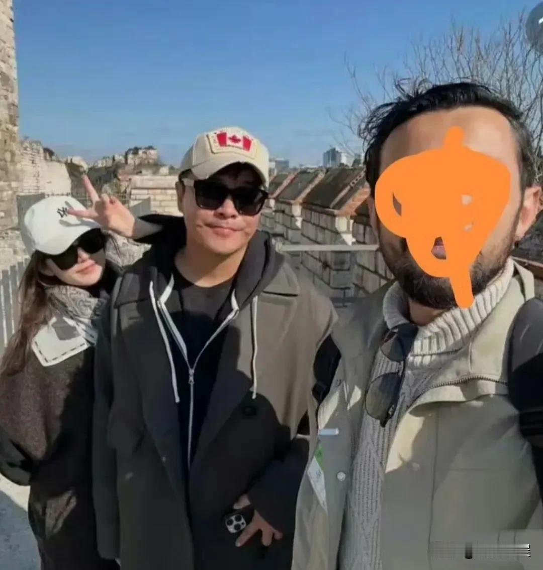陈思诚和女友阮巨，现身土耳其游玩，这是要大方公开的节奏吗？他们穿着情侣装，都戴