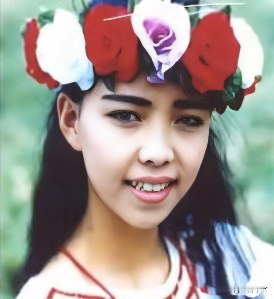 猜猜她是谁[呲牙笑]