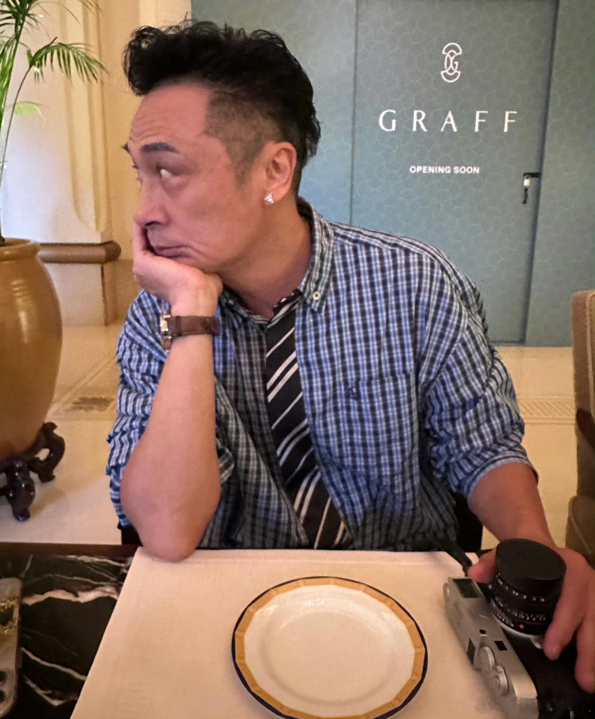 费曼高中毕业了吴镇宇和妻子参加费曼高中毕业典礼费曼已经高中毕业了，吴镇宇和妻