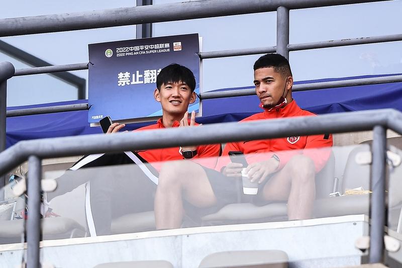 颜骏凌真不能用了！！北京国安这脚这么正的射门都守不住！！为什么5外援和武磊