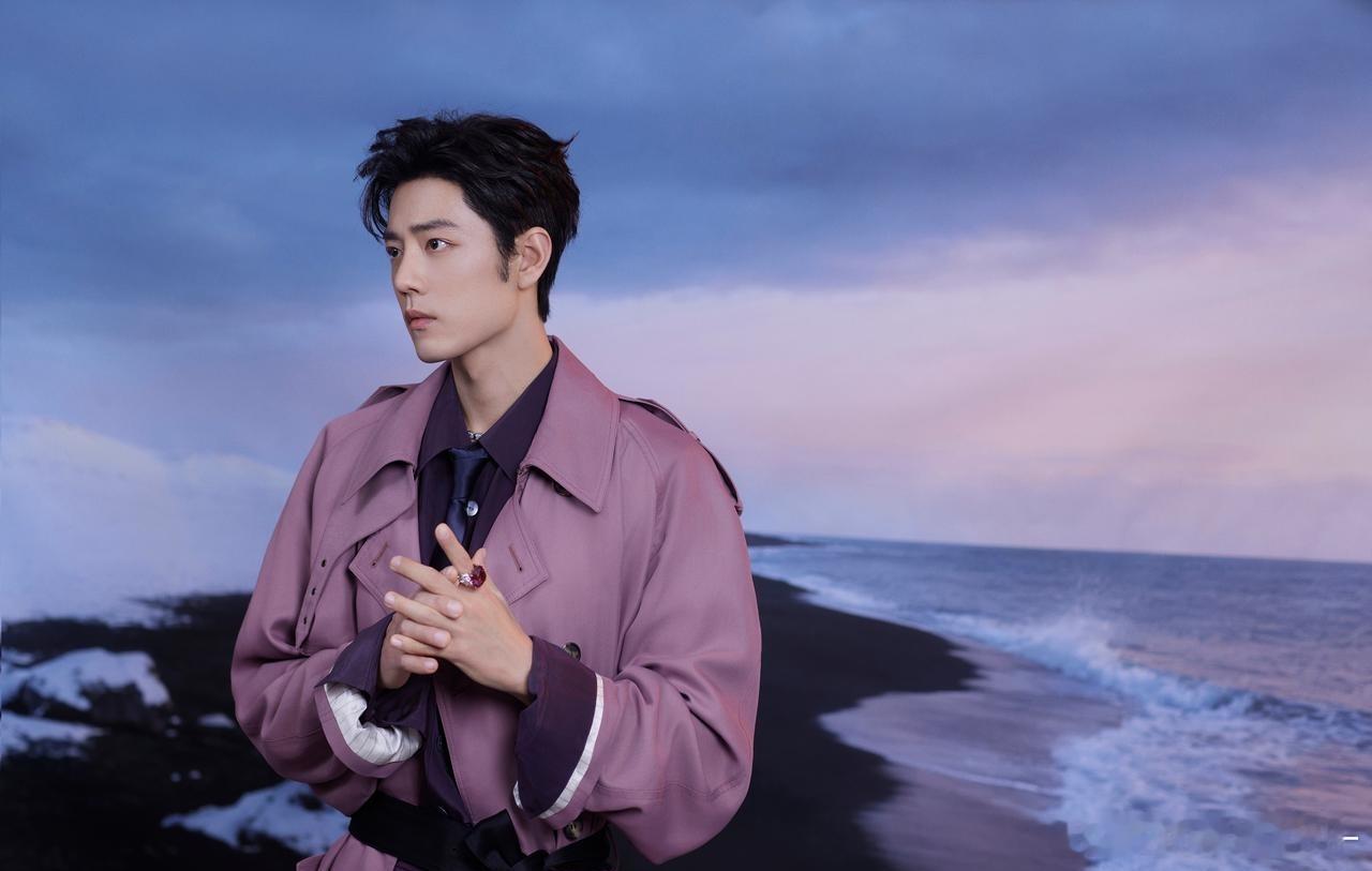 肖战这身紫衣，玄学都拉满了！刚看到他穿的这套圣罗兰，真的眼前一亮啊。据说是品牌2