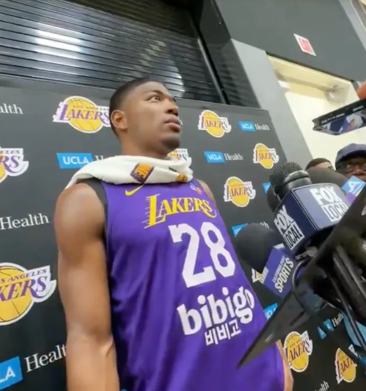 NBA季后赛，湖人球员八村垒接受了记者采访，谈到了卢卡-东契奇。八村垒表示：“