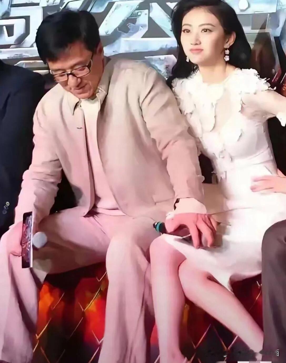 成龙是娱乐圈里最暖的一位男明星吧，不管在什么场合，他都有大哥的风范，总是很会保护