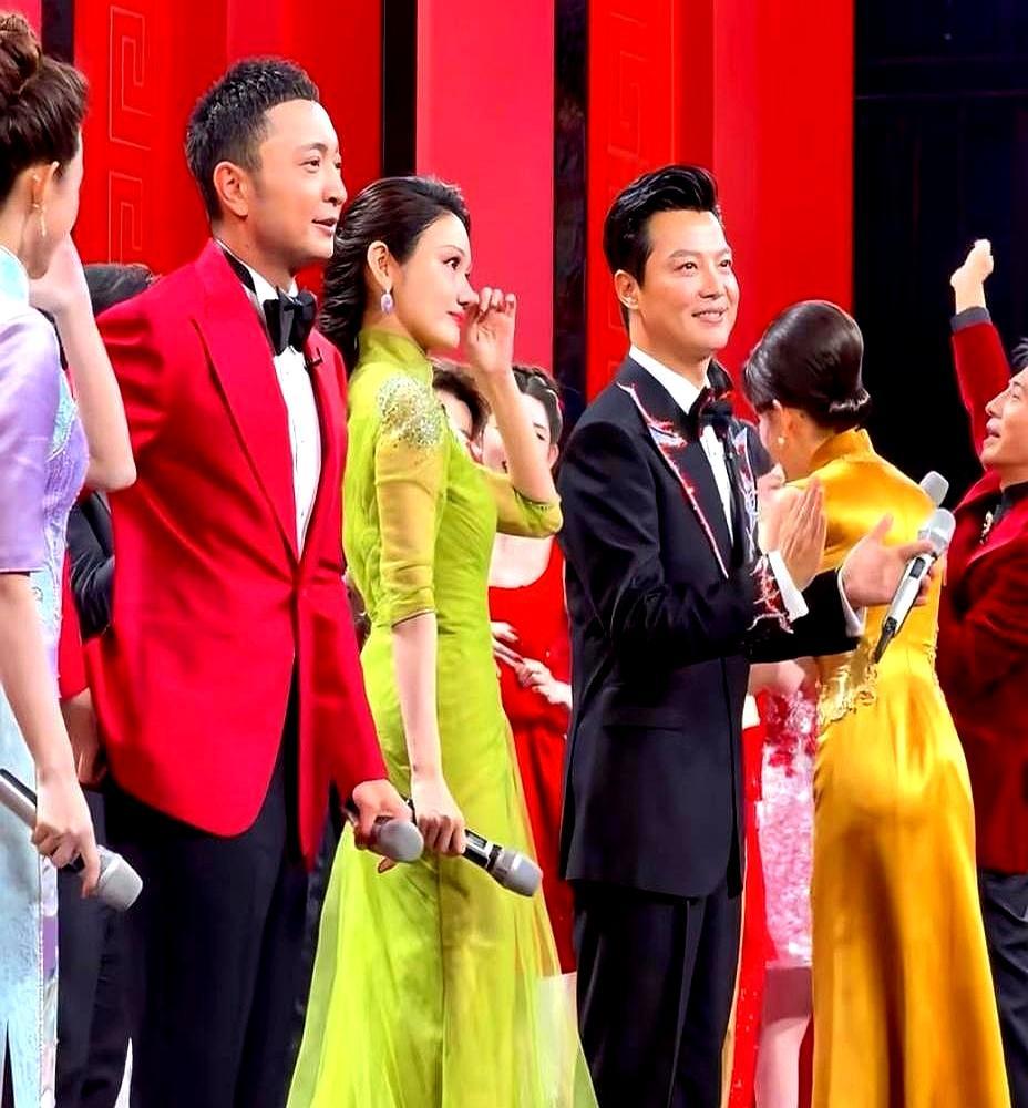 全网骂她看提词器，可春晚后台根本就没有这东西。说出“再见”的瞬间，龙洋的眼