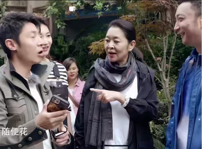 倪萍：“小尼，我问你，你喜欢什么花？”尼格买提：“我喜欢有钱花。”倪萍：