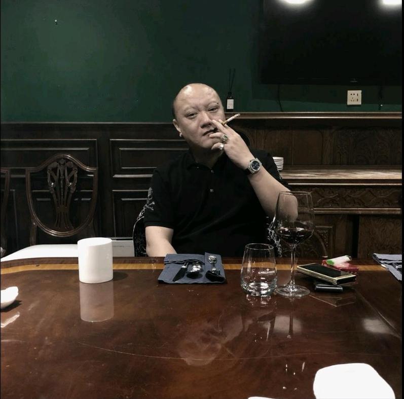 噩耗传来，北京亨利哥的母亲去世了。亨利哥从小在北京南城胡同长大，以前做过个体小生