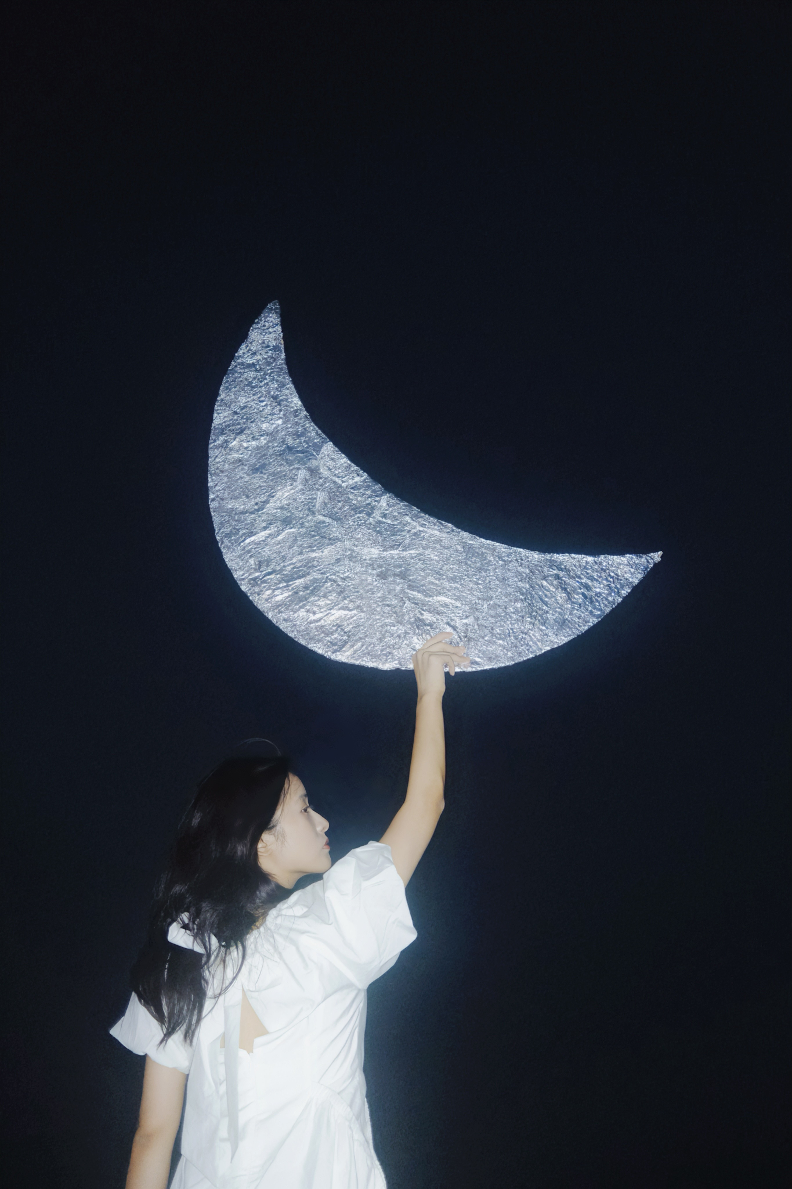 沈月，白衣飘飘美柔纱，揽一弯月好过秋