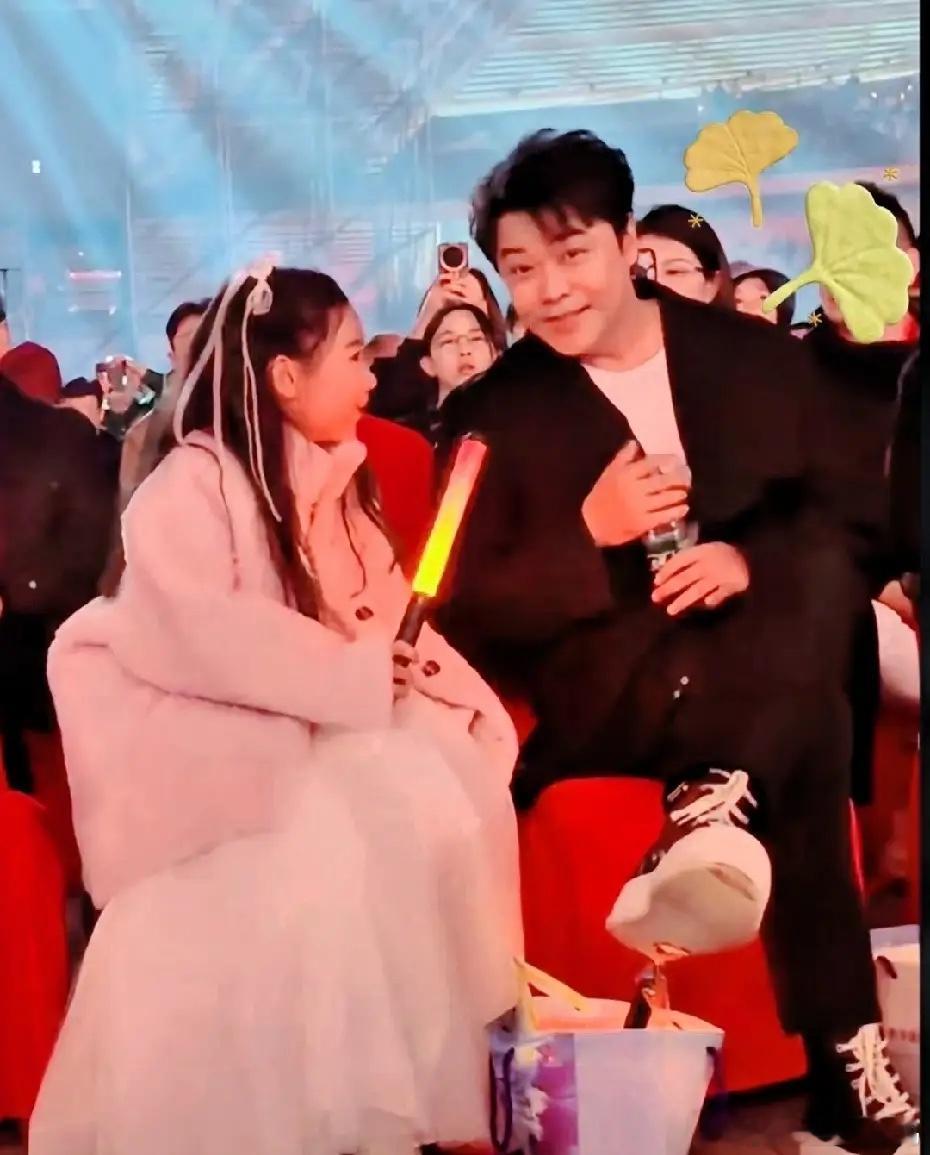 陈思诚和小酒窝在台下聊天，陈思诚笑的好灿烂，满眼宠溺！网友调侃：感觉在看儿媳妇，