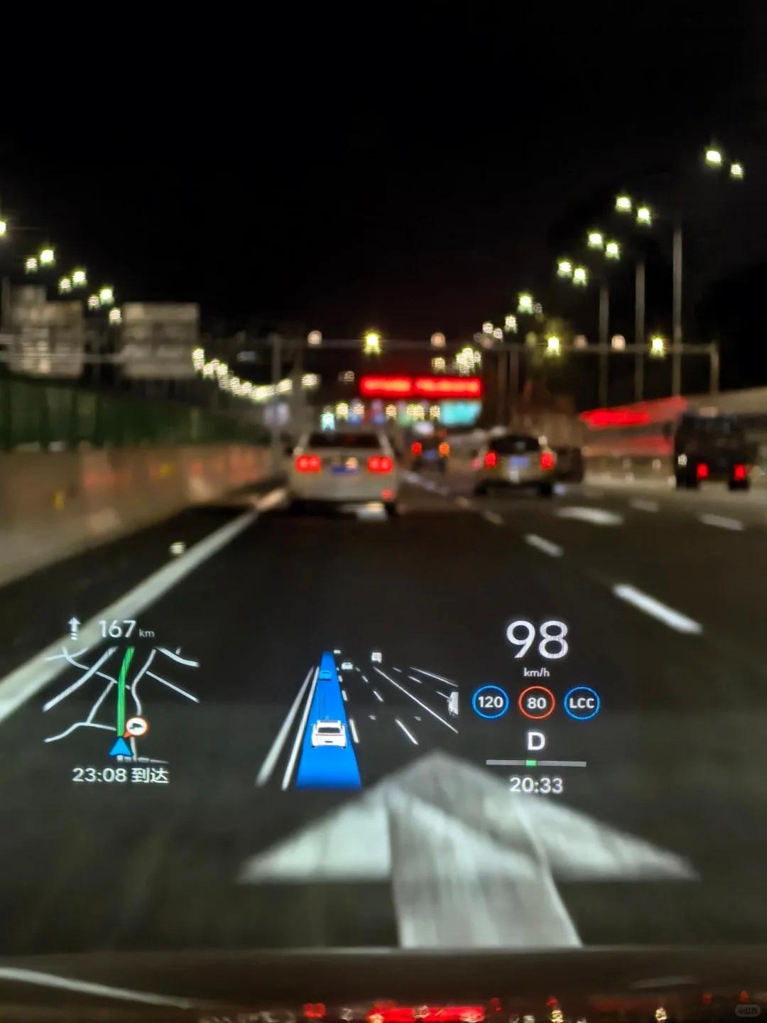 理想HUD直接在前挡风上开外挂！感觉看久了hud会非常方便好用！13.35英寸巨