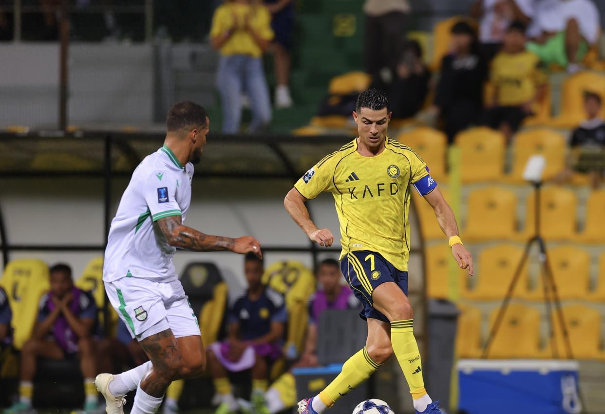 C罗离梦就差一步！C罗领衔的利雅得胜利半决赛5比1大胜对手，决赛将对阵大阪钢巴