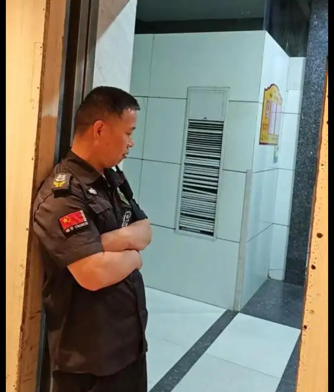 保安没有让外来人员进入楼内上厕所，结果被开除，还被大众指责，我觉得对于这个工作认