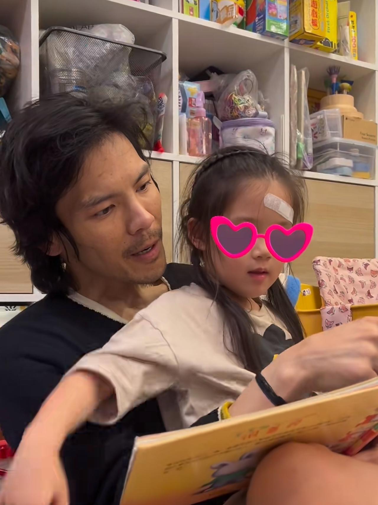 向佐六一陪女儿念书，整个人不修边幅！两个人好欢乐呀，小孩打打闹闹，向佐也不生气，