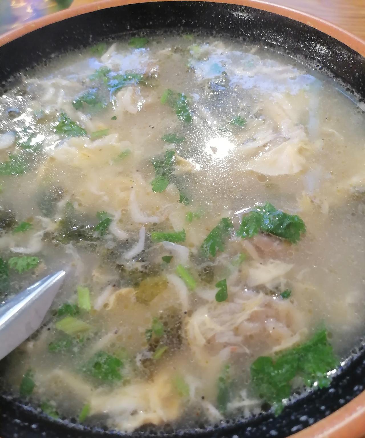 昨天为了近便，跑到我家西边快速路喝了碗菱角汤，体验很差。肉馅儿有咬不动的筋头儿不