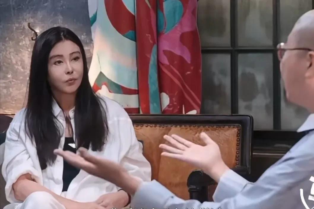 王祖贤说自己现在单身，李诞小心翼翼的问她：“那你上一次恋情是什么时候？方便说吗？
