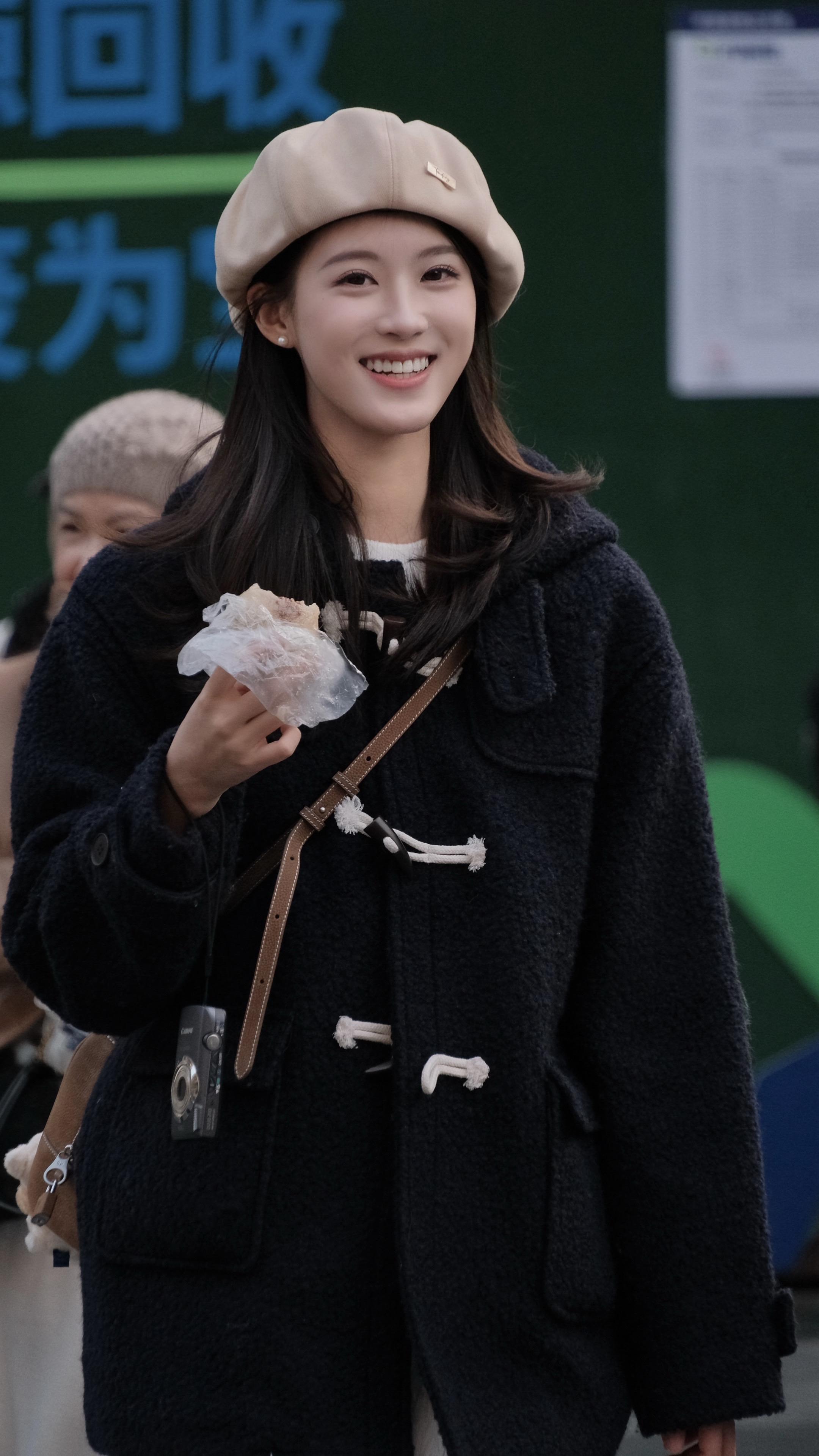 上海街拍。爱笑的肉饼女孩！！