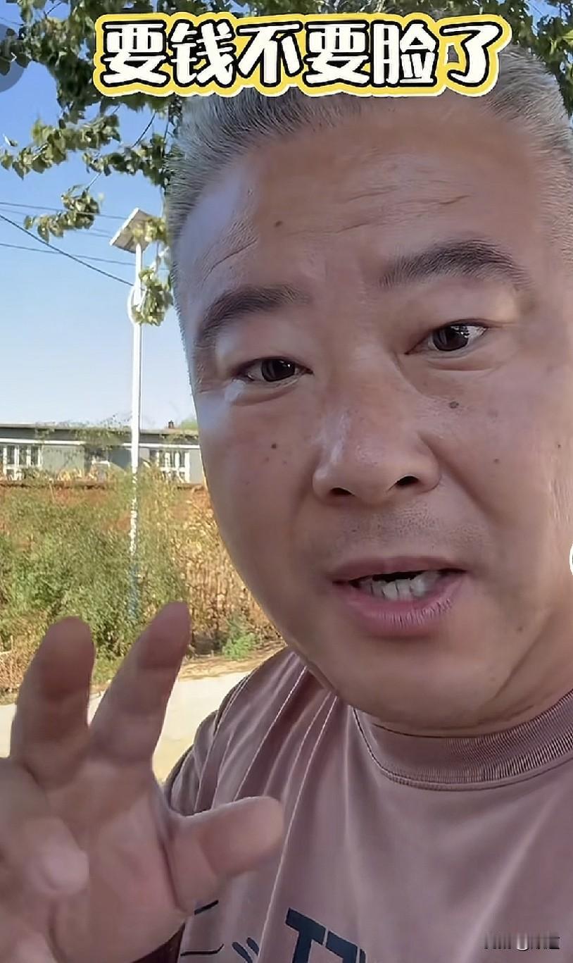 大哥说他昨天去一个远房亲戚家随礼，老人去世了。他去写礼时，两张桌子，问随老大，