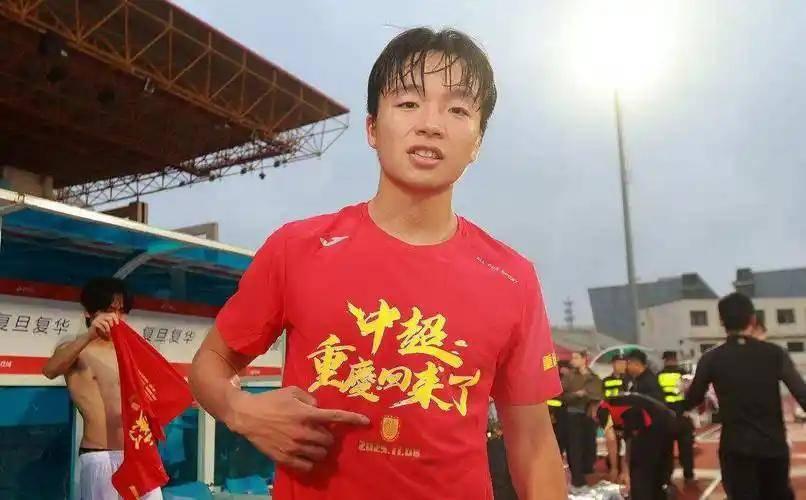 重庆球迷声援李镇全！今晚重庆铜梁龙主场对阵武汉三镇的比赛中，重庆主场绝对会出现