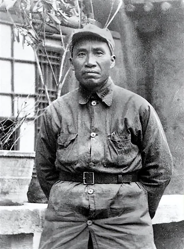 1929年，朱德和妻子在吃饭。突然，敌军踹门而入：“抓住朱德！”妻子灵机一动，抓
