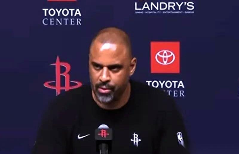 他往场上一站，甚至都不用碰球，对手五个人的魂儿，就全被他勾走了。这就是杜兰特。