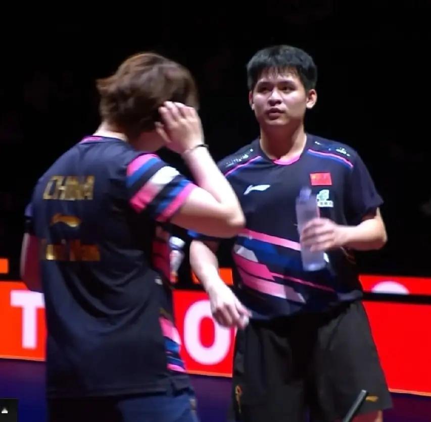 【动漫组合暂避锋芒，莎头组合3-0轻松获胜】混双第一阶段循环赛，动漫组合大战莎头