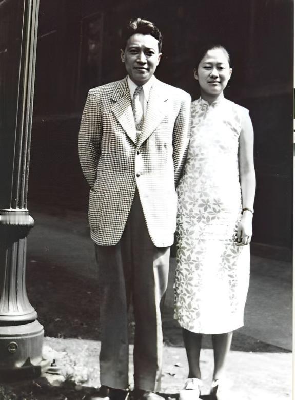 1933年，钱钟书追求燕大校花赵萝蕤，可赵萝蕤根本没有看上他，而是喜欢当时一文不