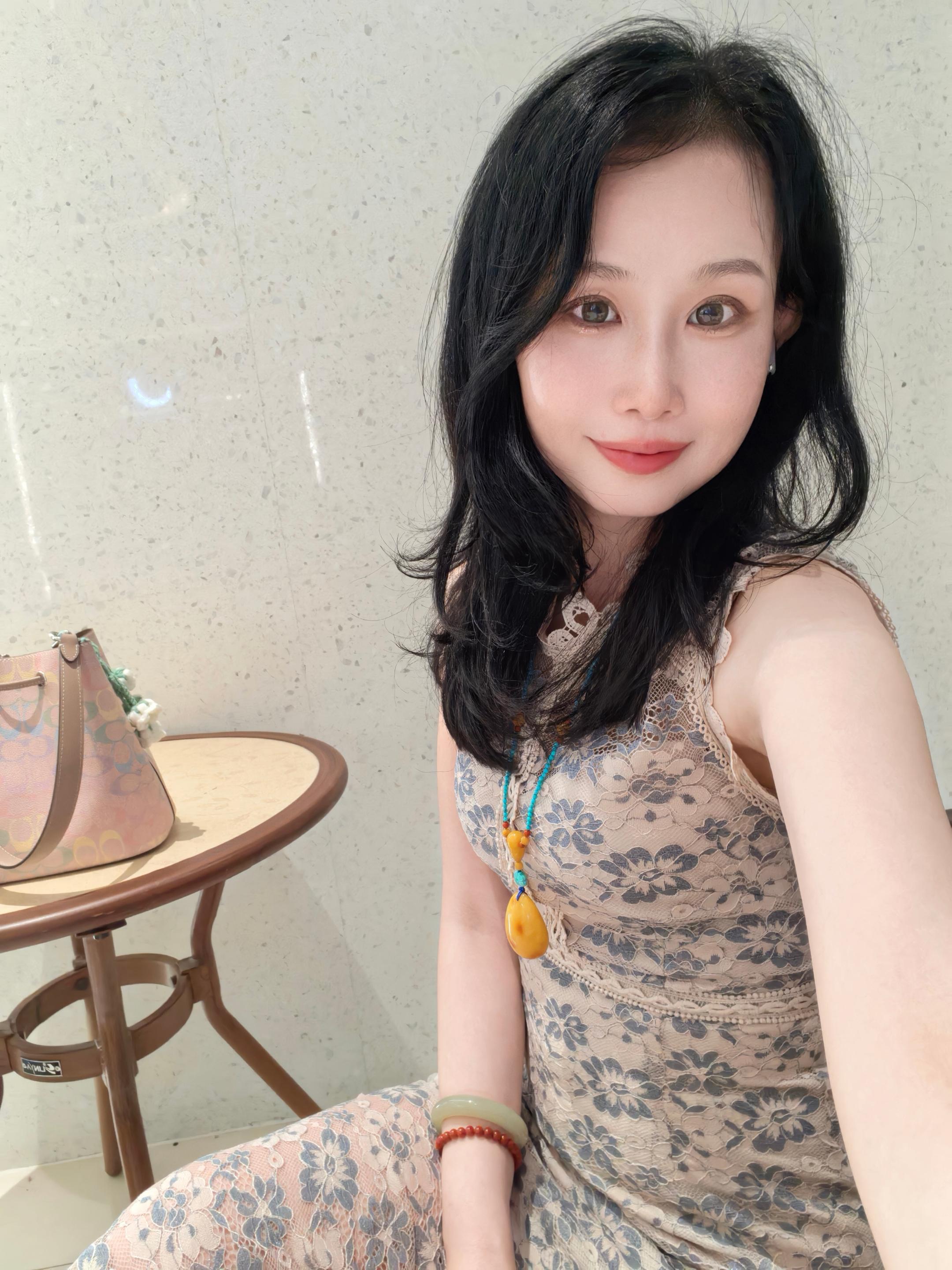蜜妮。42岁，我享受和自己每一个独处的瞬间