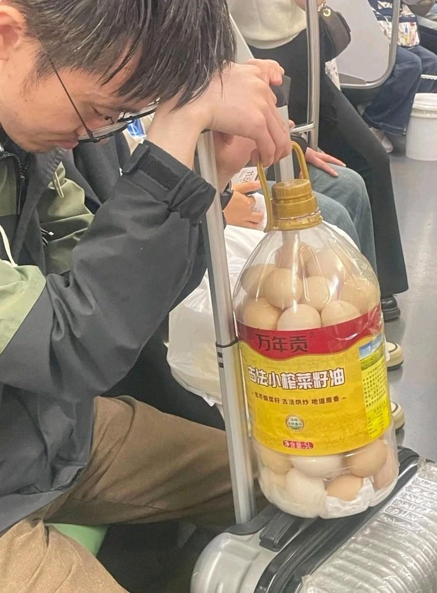 坐地铁时，瞧见旁边有个小伙子拎着个油桶，桶里装满了鸡蛋，那些鸡蛋个头还都挺大。我