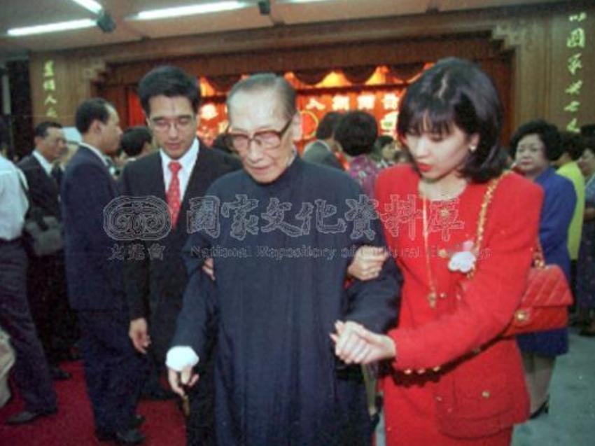 1997年，已是八十岁高龄的蒋纬国，彼时正受病痛反复折磨，身体状况急转直下，整个