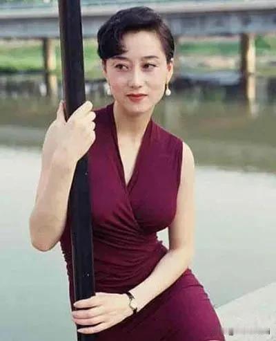 美女利智在早年的采访中说，我离开大陆有7年多，在香港有四年多了。中间去了美国，在