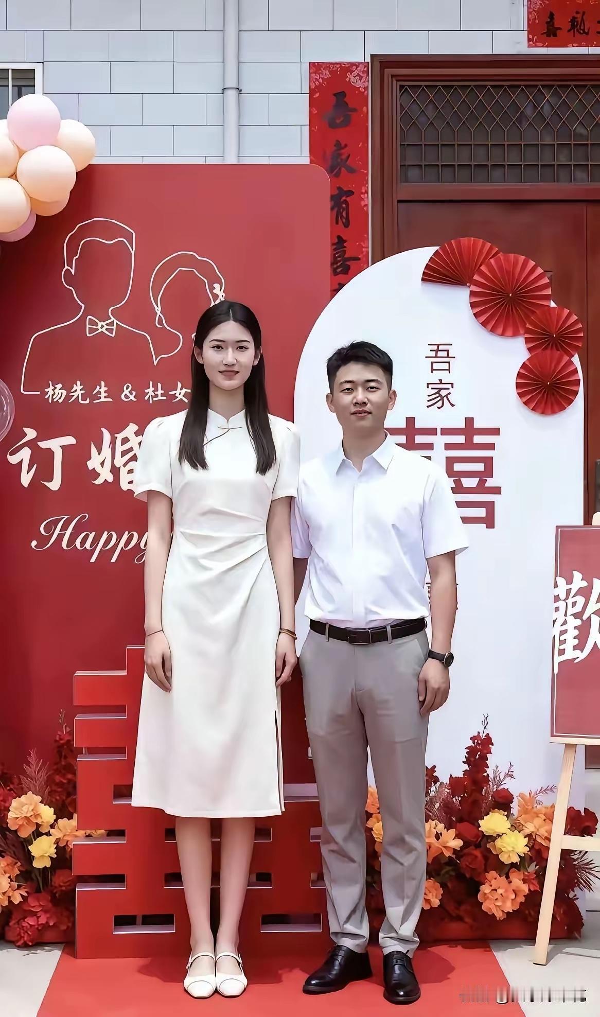 看到这张照片很多人在议论男孩子配不上女孩子女孩子看上这男的什么了？更有人直