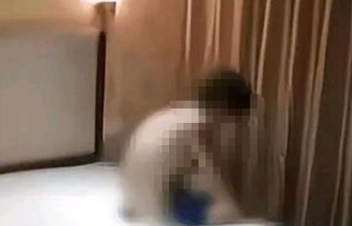 杭州48岁男子把大腿红斑当股癣涂药半月，最后确诊二期梅毒。他手掌长出红斑却不痛不