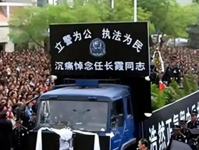 任长霞局长牺牲时，17岁的儿子卫辰尧正备战高考，4年后，父亲也因病去世，失去