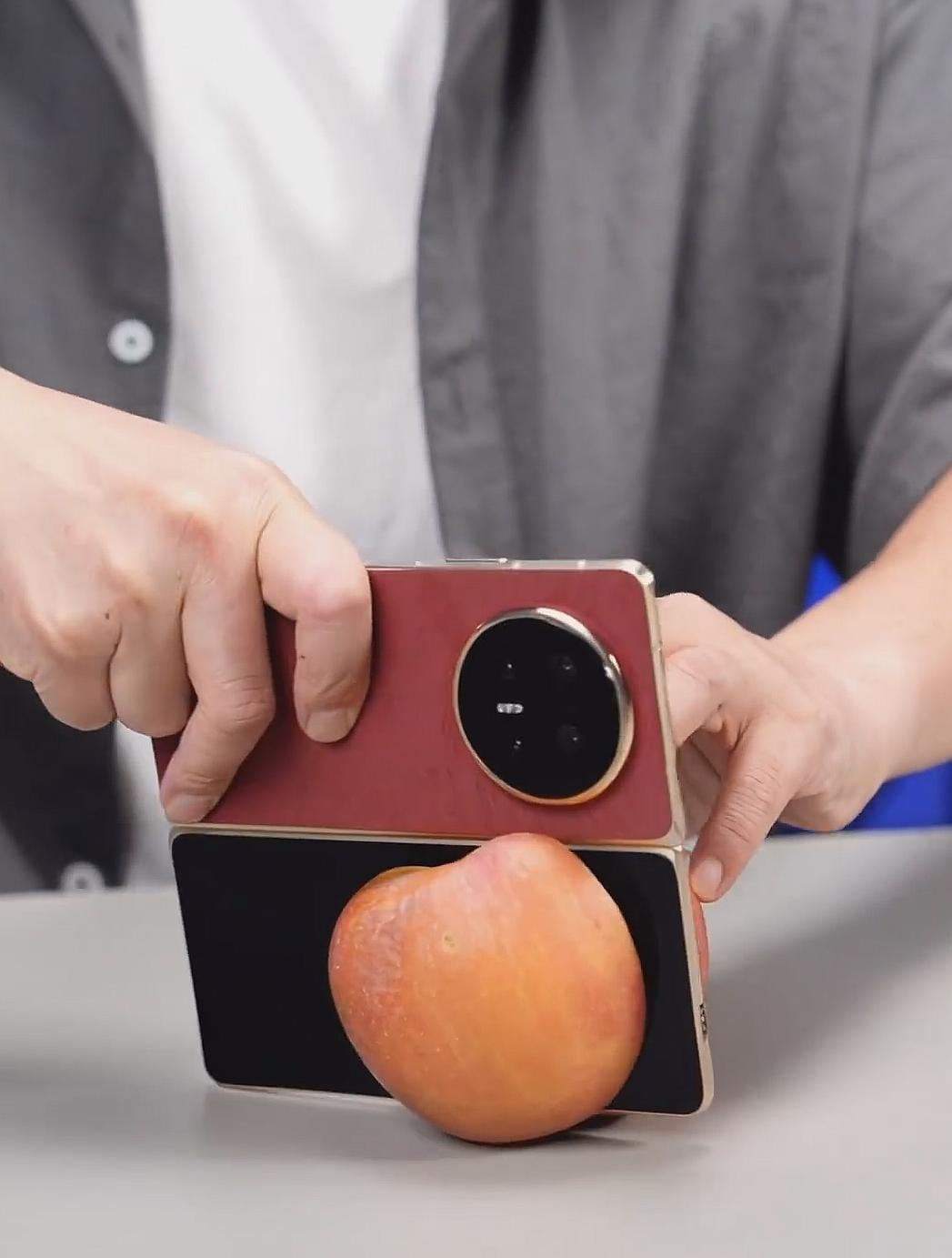 荣耀MagicV6网友简单上手使用，说几个感知比较强烈的地方1、依旧很轻薄