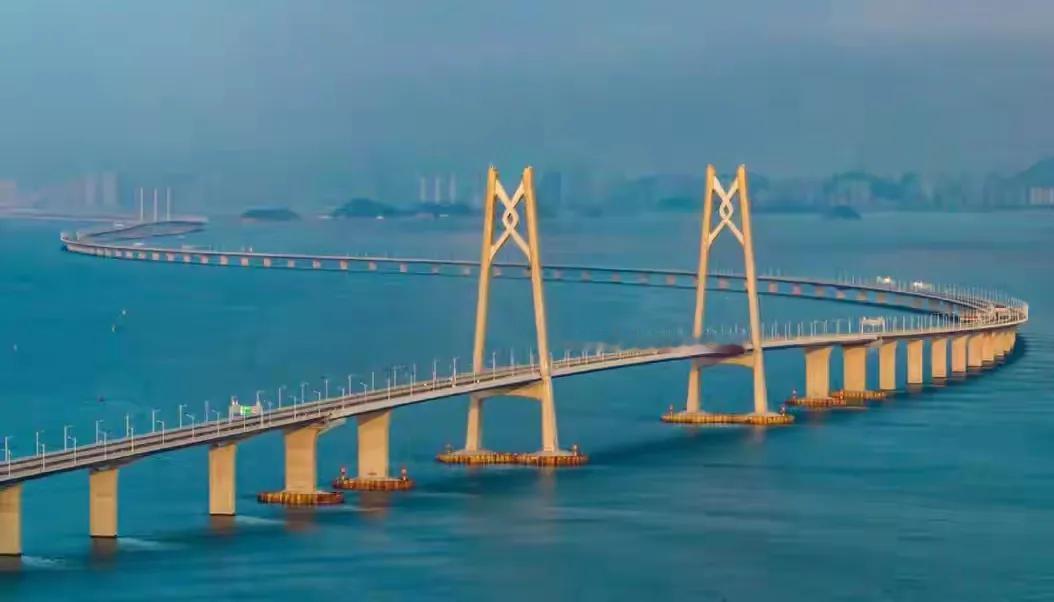 要说当下最让人热血沸腾的工程，非连接大陆和台湾的“超级跨海大桥”莫属！先别急着激