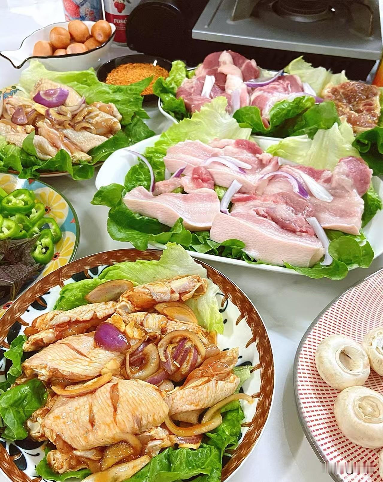 “快把五花肉下烤盘！”我刚夹起一片鸡翅，我妈已经举着夹子催了。油花儿“刺啦”一响