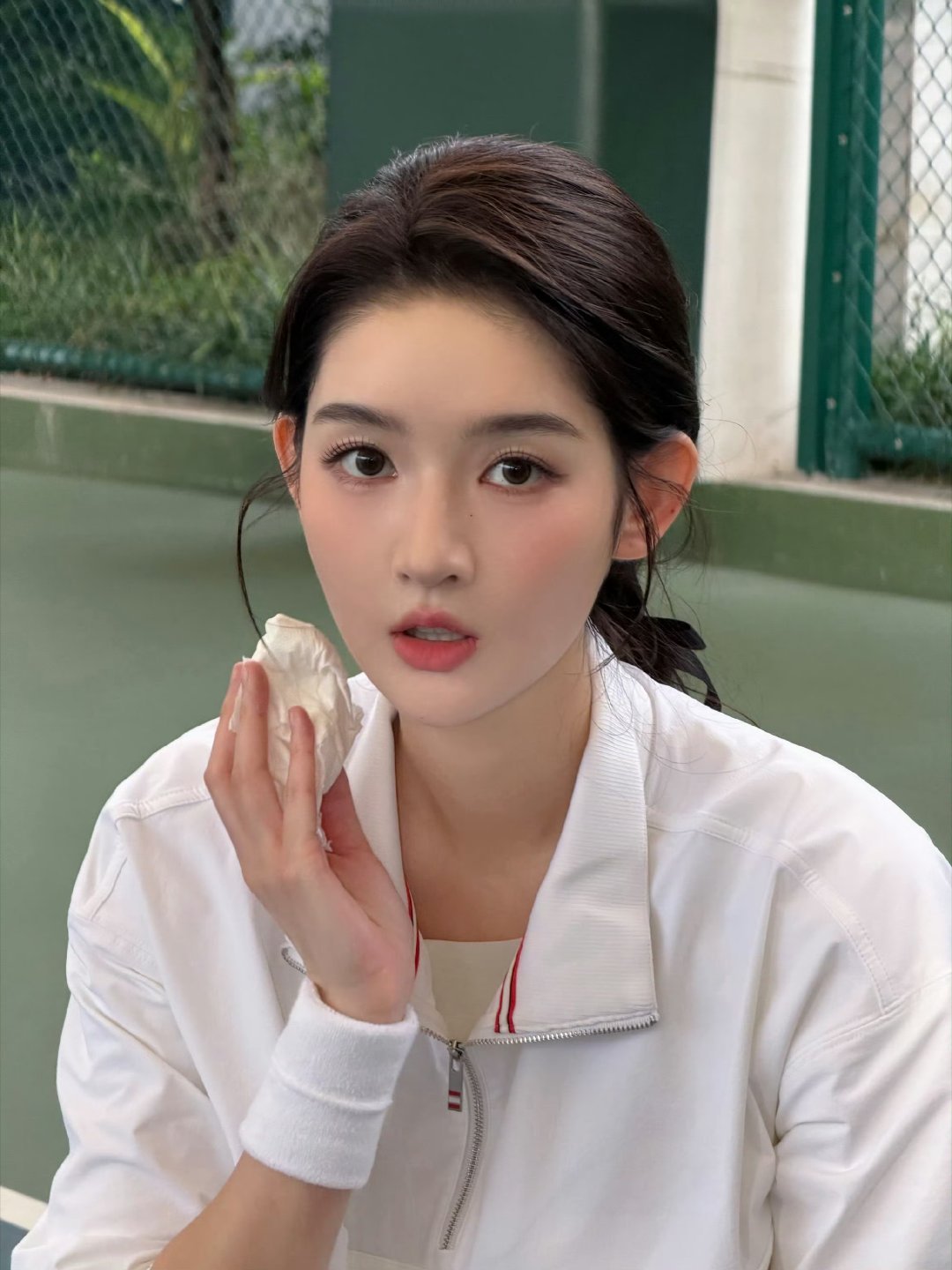 王玉雯的网球少女造型堪称元气与飒爽的天花板，一身纯白运动装利落清爽，搭配千禧风细